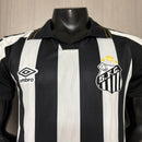 Camisa Santos 26/27 Away Jogador Masculina (Umbro) — detalhe frontal superior