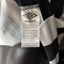Camisa Santos 26/27 Away Jogador Masculina (Umbro) — detalhe da etiqueta