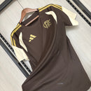 Camisa Flamengo 26/27 Treino Marrom Masculina Adidas — frente em ângulo e detalhes da camisa