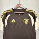 Camisa Flamengo 26/27 Treino Marrom Masculina Adidas — detalhe frontal do peito, gola e ombros