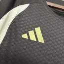 Camisa Flamengo 26/27 Treino Marrom Masculina Adidas — detalhe do logotipo Adidas no peito direito