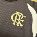 Camisa Flamengo 26/27 Treino Marrom Masculina Adidas — detalhe do monograma CRF no peito esquerdo
